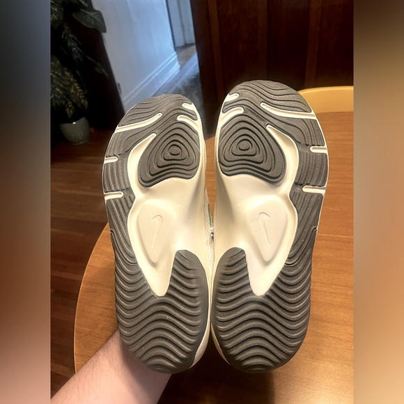 BN NIKE LEGEND ESSENTIAL 2 - Picture 4 of 4